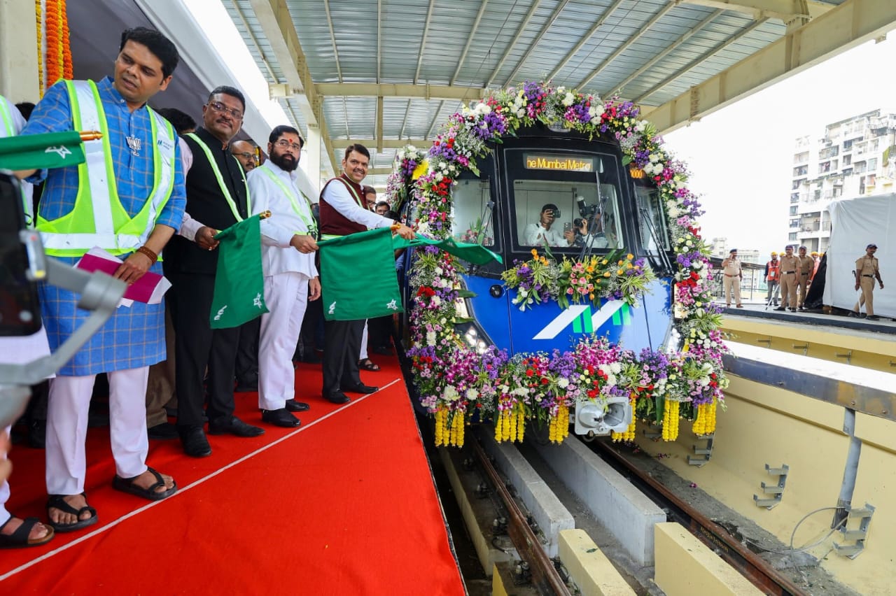 Cm inaugurated trial run mumbai Thane metro