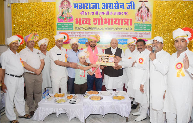 सोनीपत: गन्नौर में महाराजा अग्रसेन जयंती समारोह में विधायक देवेंद्र को सम्मानित करते  प्रतिनिधि
