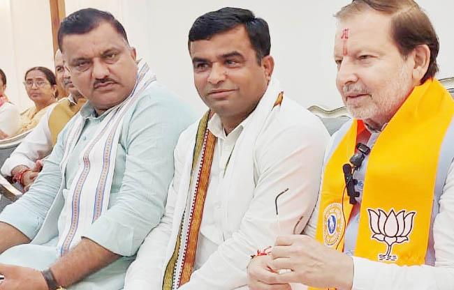 सोनीपत: गोहाना के सिंचाई विश्राम गृह में  पत्रकार वार्ता करते हुए मंत्री डॉ अरविंद शर्मा