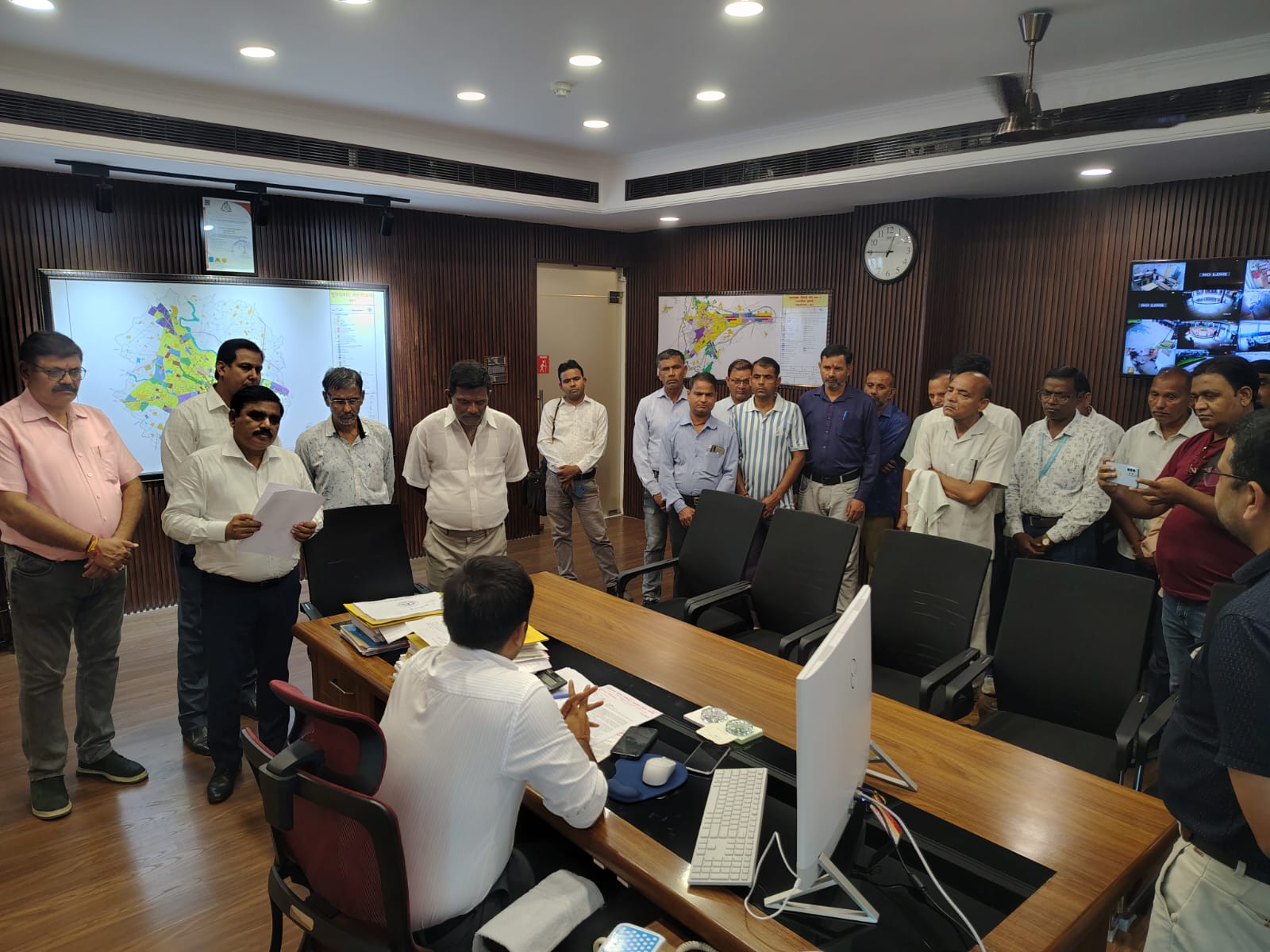 मुरादाबाद विकास प्राधिकरण के उपाध्यक्ष को ज्ञापन देते एमडीए संयुक्त कर्मचारी संगठन के पदाधिकारी।