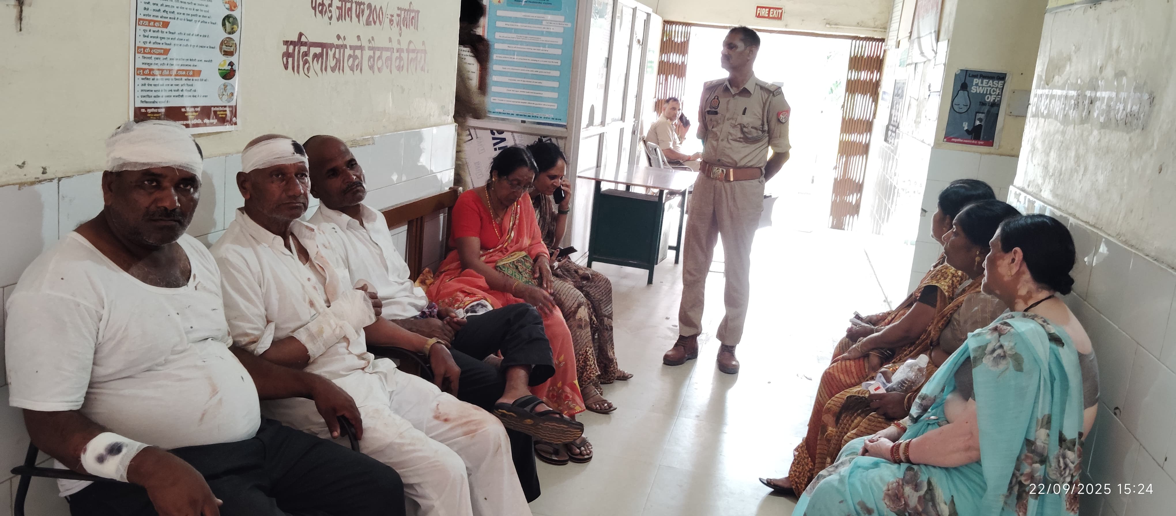 सामुदायिक स्वास्थ्य केंद्र चचेरी मोड़ में उपचार के बाद बैठे घायल