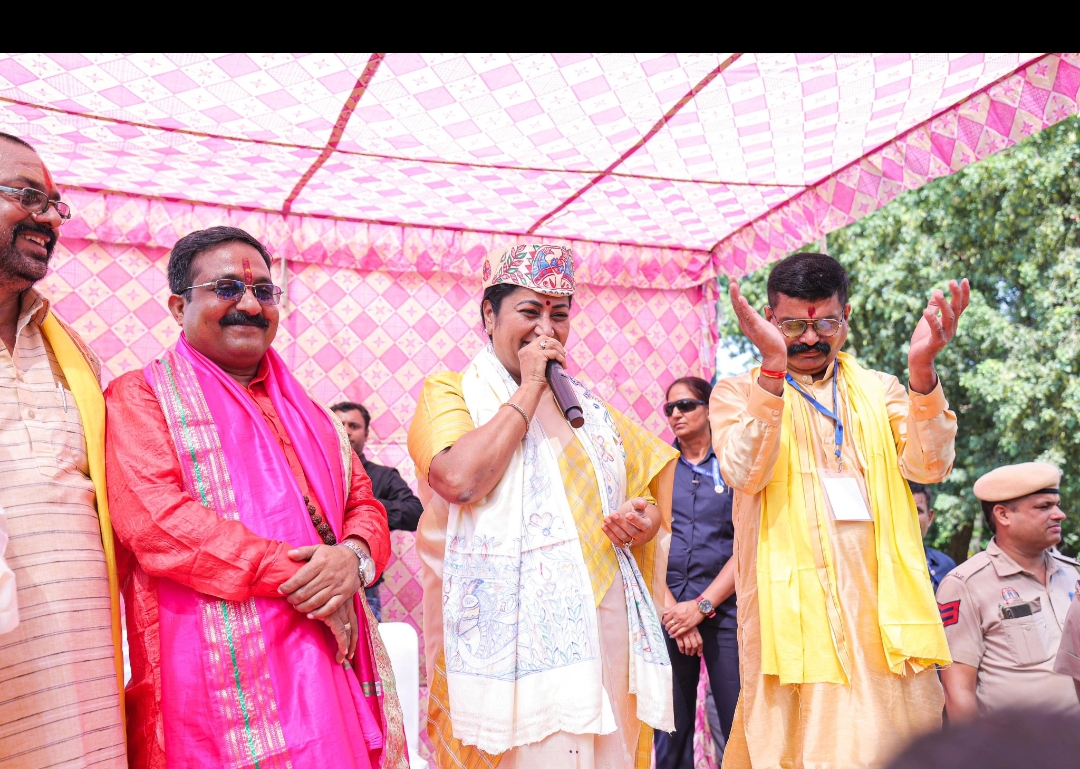 शालीमार बाग स्थित प्राचीन राधा कृष्ण मंदिर में आयोजित कलश यात्रा के दौरान संबोधित करती मुख्यमंत्री रेखा गुप्ता