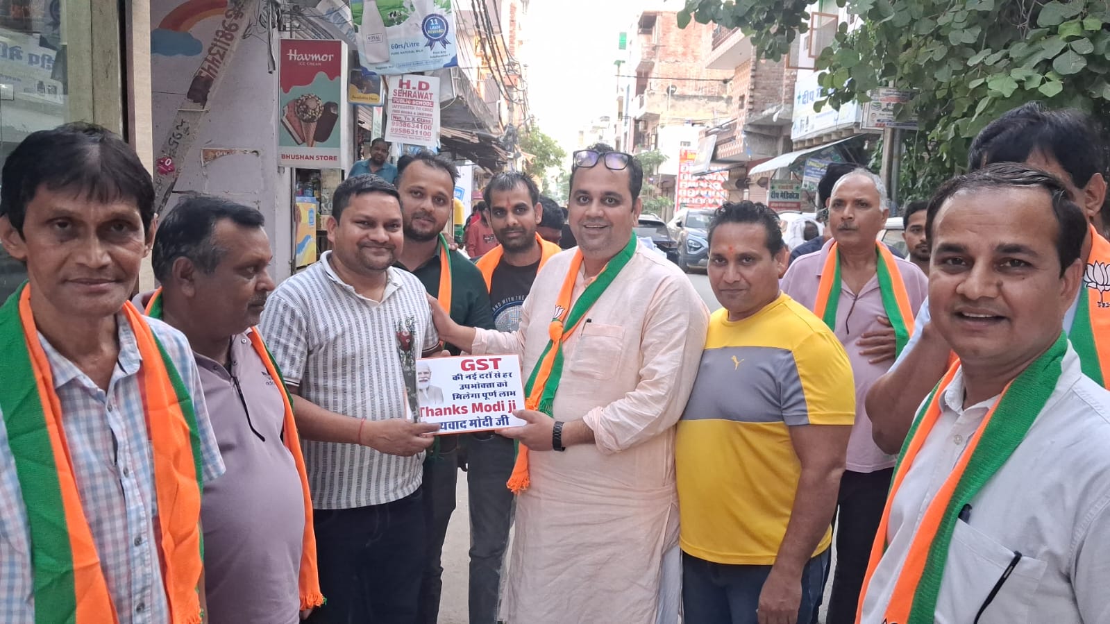 विकासपुरी विधानसभा क्षेत्र के तिलंग पुर कोटला विहार फेज-2 बाजार का दौरा करके जीएसटी सुधारों की जानकारी देते  दिल्ली के स्वास्थ्य पंकज कुमार सिंह