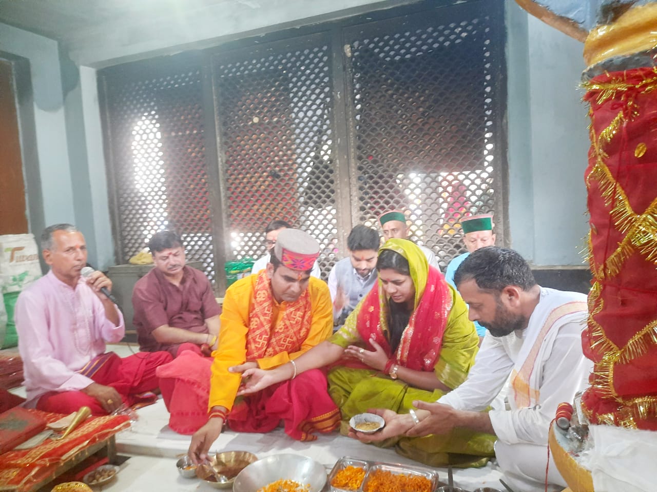 पूजा अर्चना करते हुए उपायुक्त और उनकी धर्मपत्नी।