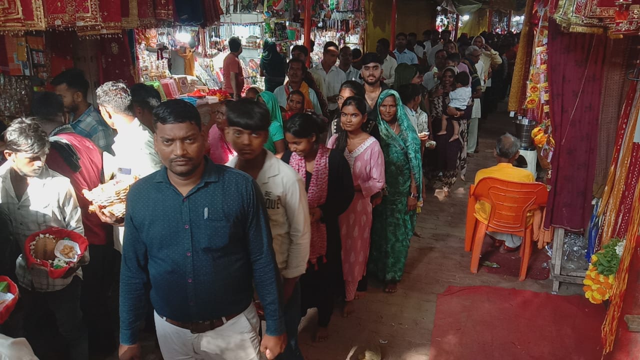 माता शीतला धाम चौकियां में दर्शन के लिए खड़े भक्त