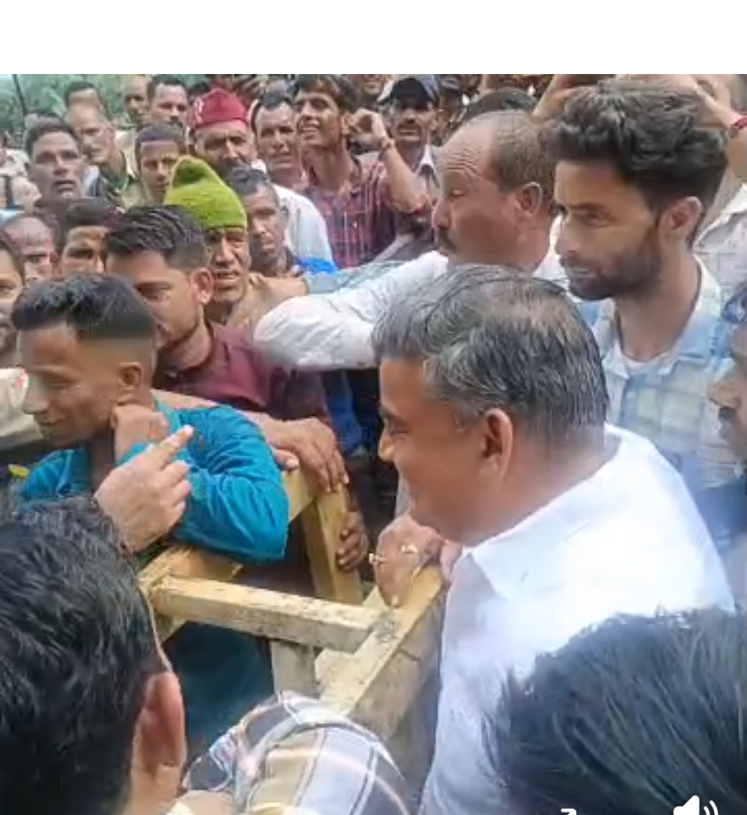 देहरादून प्रदर्शनकारियों को रोकते हुए पुलिस जगह जगह