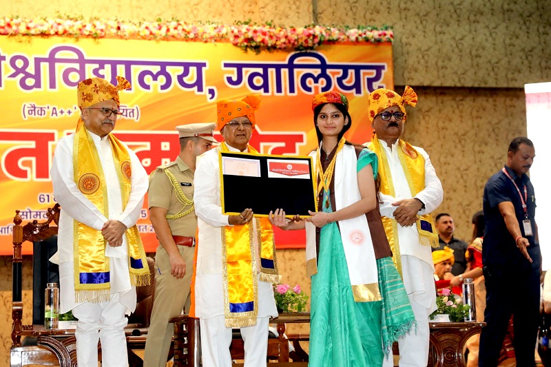 राज्यपाल मंगुभाई पटेल ने ग्वालियर में जीवाजी विश्वविद्यालय के दीक्षांत समारोह में छात्र-छात्राओं को उपाधियां प्रदान की