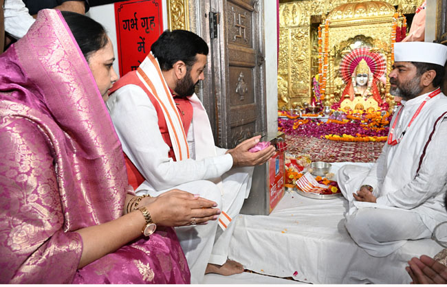 हरियाणा के मुख्यमंत्री नायब सैनी धर्मपत्नी के साथ माता मनसा देवी में पूजा करते हुए