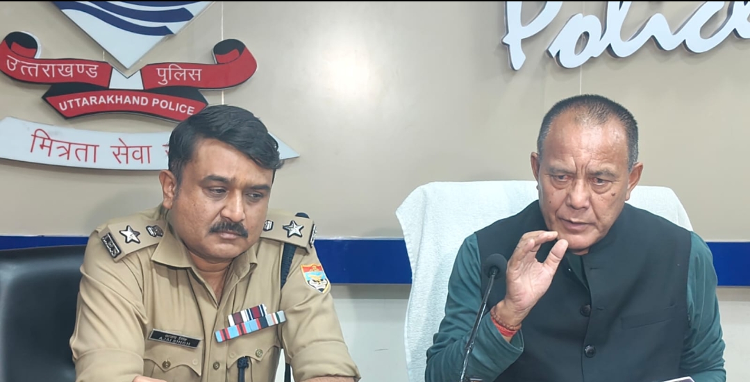 एसएसपी कार्यालय में वरिष्ठ पुलिस अधीक्षक (एसएसपी) अजय सिंह और गणेश सिंह मर्तोलिया  पत्रकार  वार्ता करते।