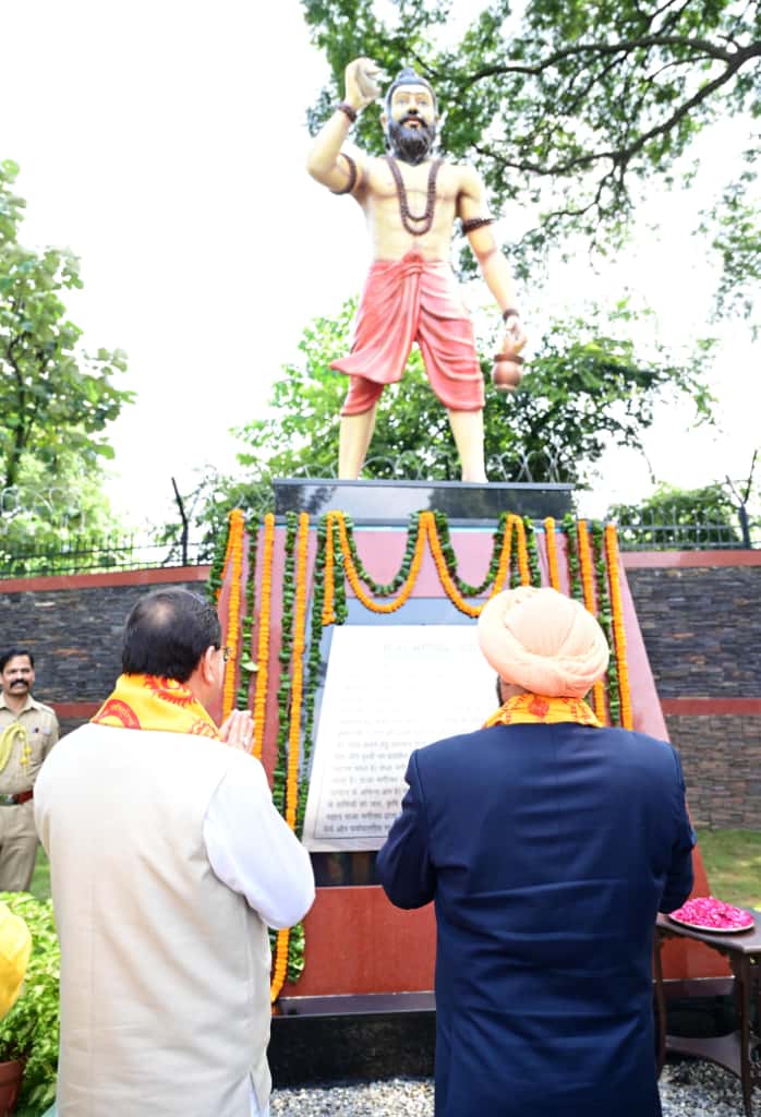 राज्यपाल और मुख्यमंत्री राजभवन में भागीरथ प्रतिमा का अनावरण करते।