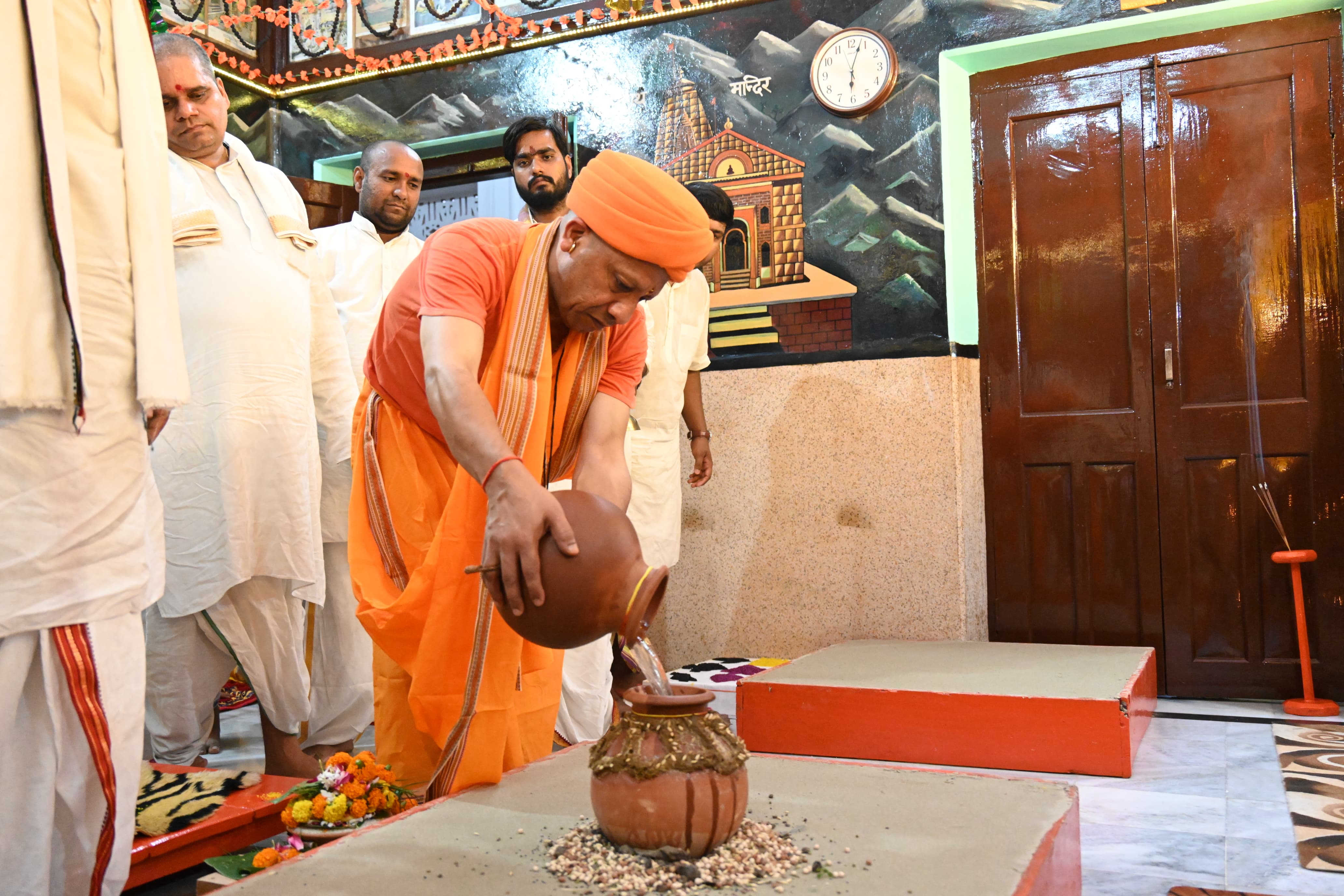 *गोरखनाथ मंदिर के शक्तिपीठ में गोरक्षपीठाधीश्वर एवं मुख्यमंत्री योगी आदित्यनाथ ने की कलश स्थापना*