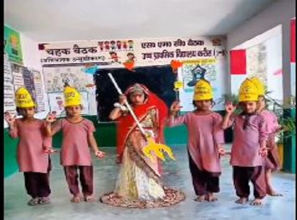माँ दुर्गा के नवरूपों पर आधारित नुक्कड़ नाटकों का मंचन करती बालिकाएं