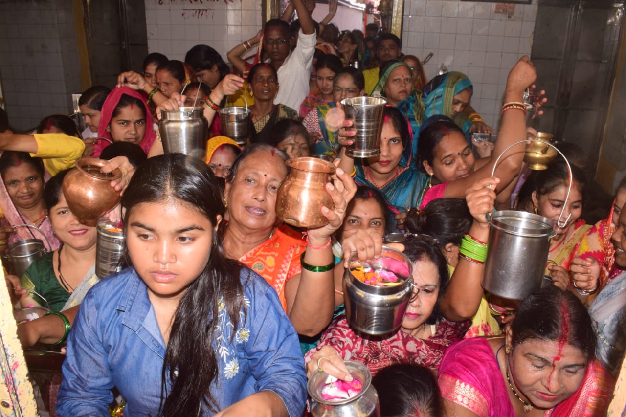 मंदिर में उमड़ी श्रद्धालुओं की भीड़ मंदिर में उमड़ी श्रद्धालुओं की भीड़