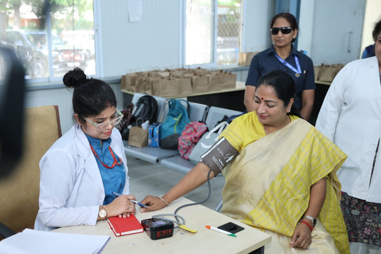 दिल्ली की मुख्यमंत्री रेखा गुप्ता एम्स में स्वस्थ नारी स्वस्थ्य परिवार अभियान के तहत शिविर में स्वास्थ्य जांच करवाते हुे