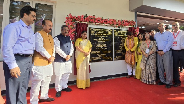 केन्द्रीय शिक्षा मंत्री धर्मेंद्र प्रधान और मुख्यमंत्री रेखा गुप्ता डीयू एसओएल के पूर्वी क्षेत्रीय केन्द्र ‘स्वाध्याय भवन’ का उद्घाटन करते हुए