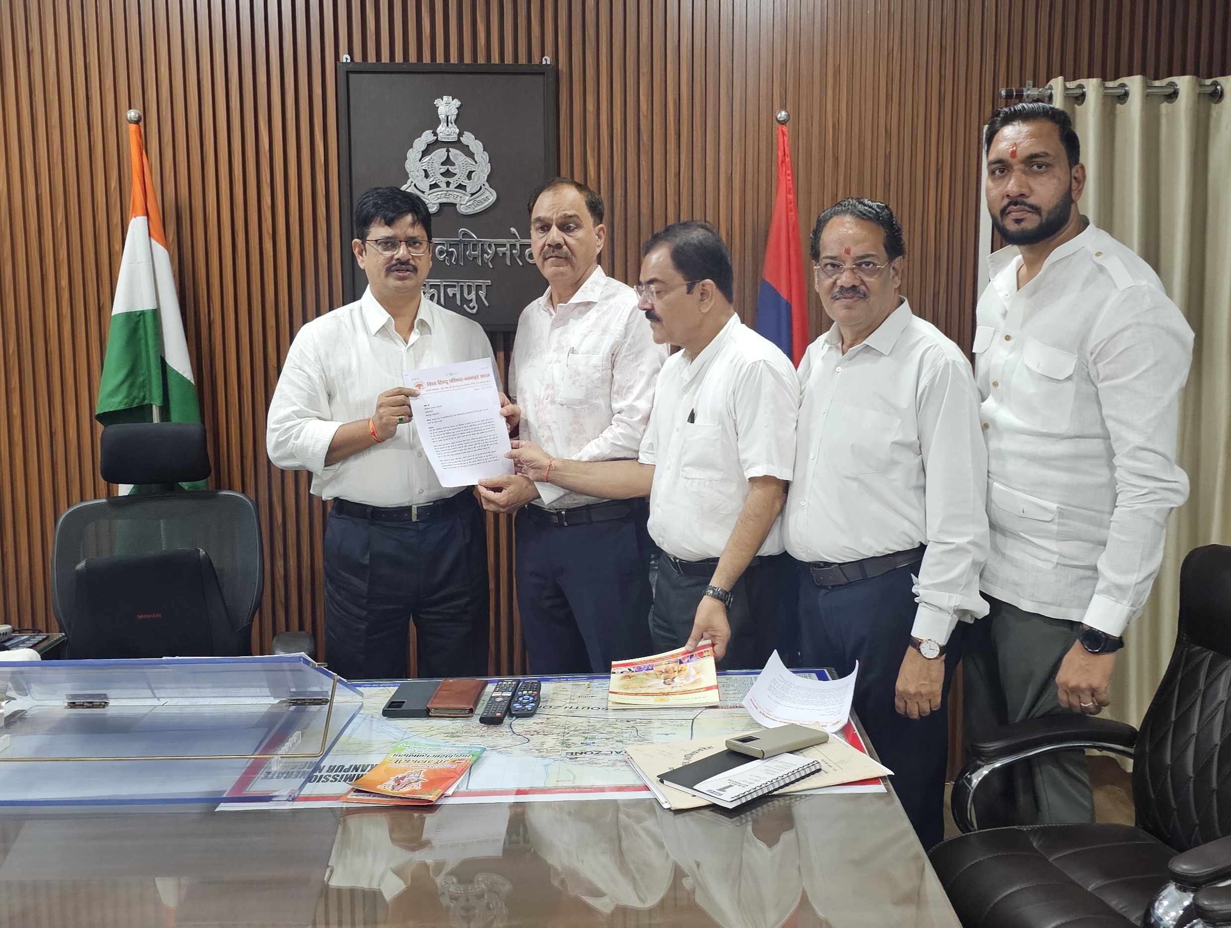 संयुक्त पुलिस आयुक्त कानून एवं व्यवस्था को मांग पत्र सौंपते राजीव महाना व अन्य का छायाचित्र
