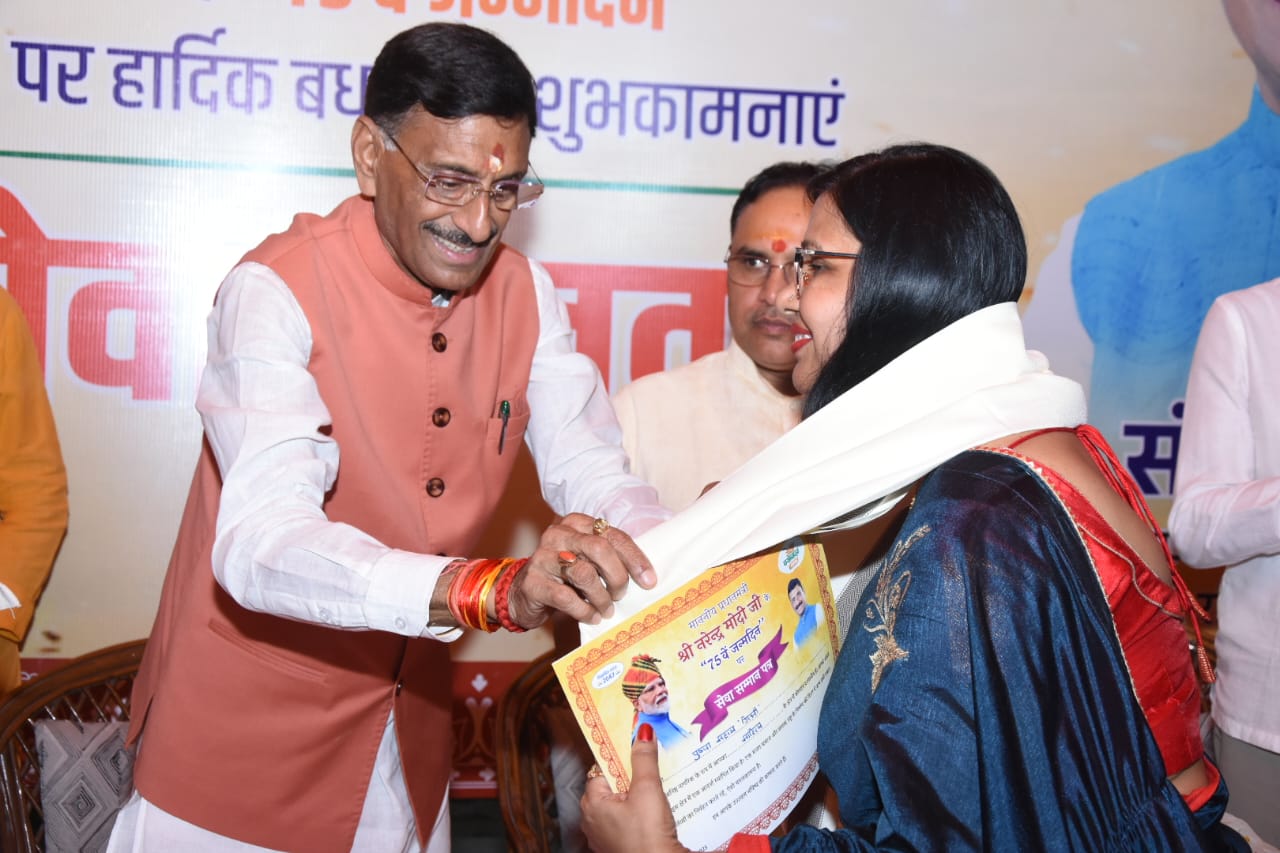 साहित्‍यकारों को सम्‍मानित करते सेठ