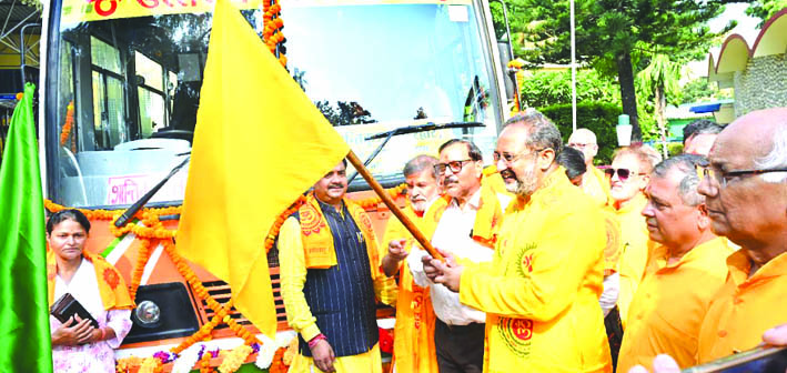 बस को झंडी दिखाकर रवाना करते हुए