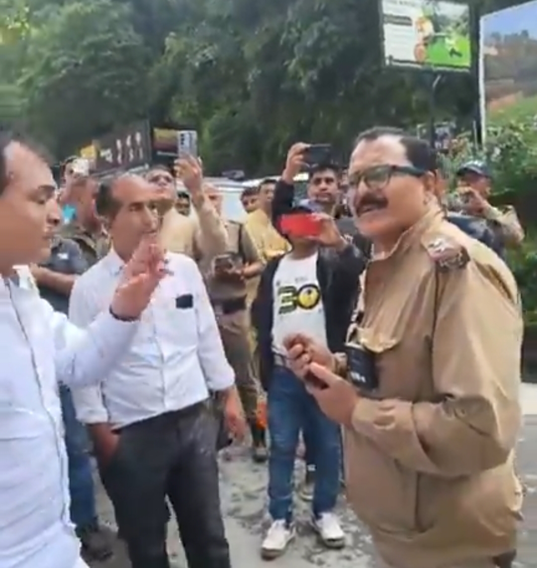 विधानसभा का सीएम हाउस कूच फ्लॉप, समर्थकों ने सरकार और पुलिस के खिलाफ की  नारेबाजी