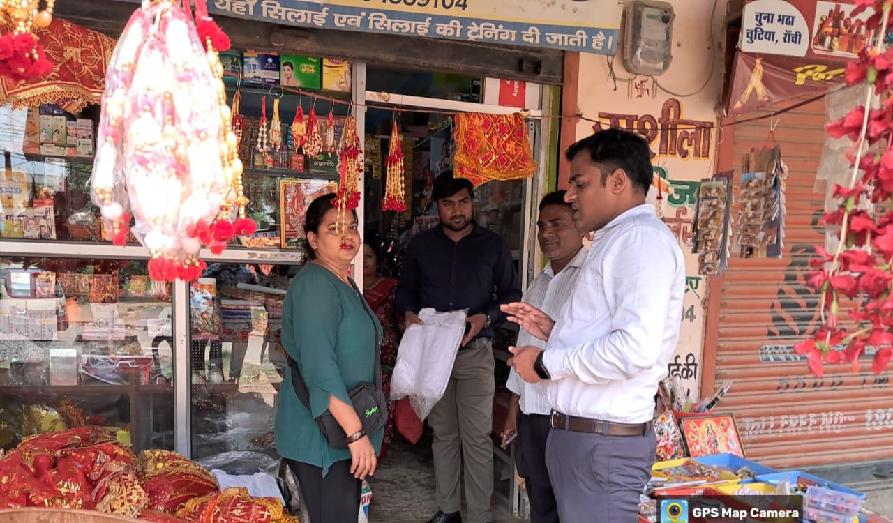 दुकानदार को समझाती निगम की टीम