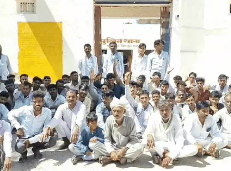 दलित होने के कारण मंदिर के अंदर जाने से रोका, थाने के बाहर प्रदर्शन किया