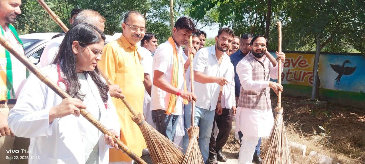 नगूरां पीएचसी में सेवा पखवाड़ा अभियान के तहत साफ-सफाई करते विधायक देवेंद्र अत्री व चिकित्सा अधिकारी डा. दीक्षा।