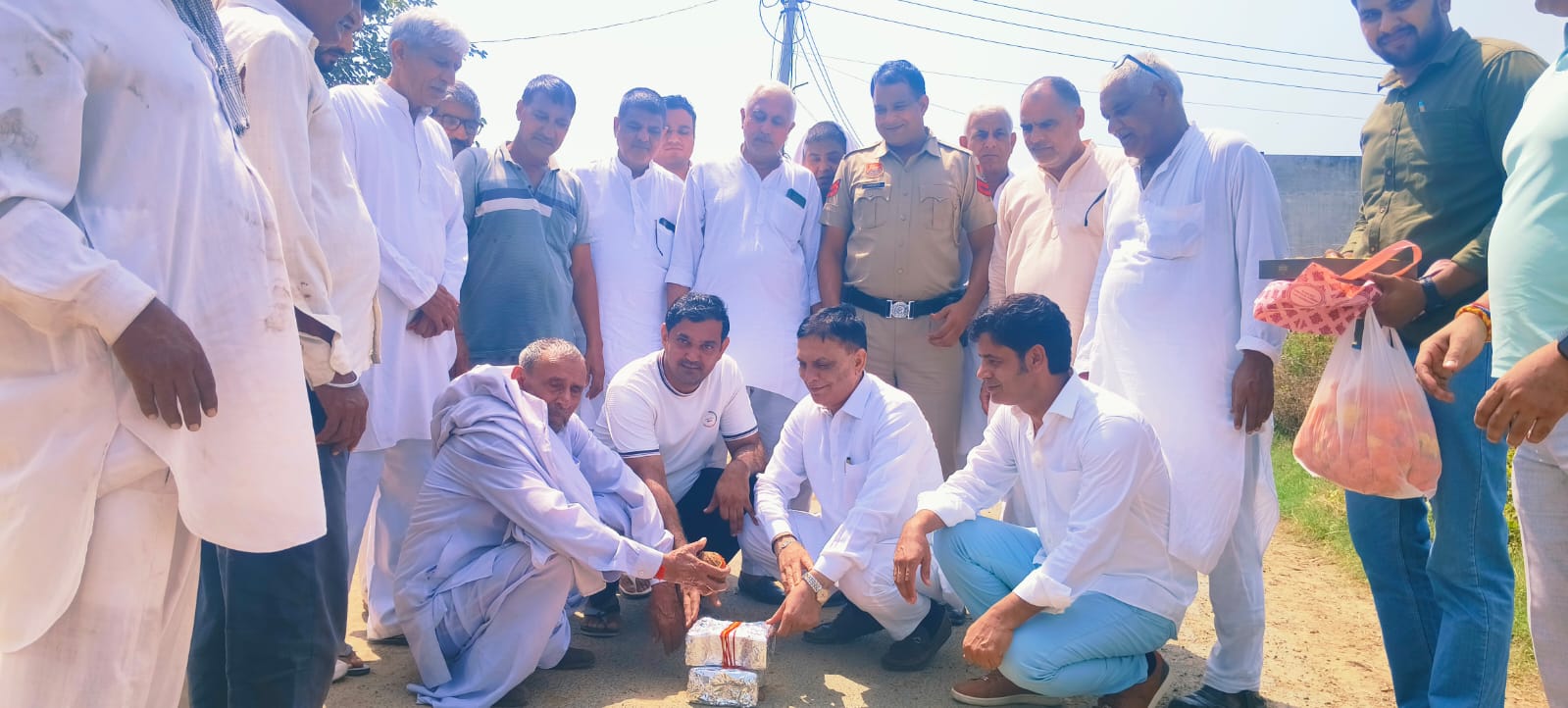 गांव बराही में सड़क निर्माण कार्य की शुरुआत करवाते विधायक राजेश जून।