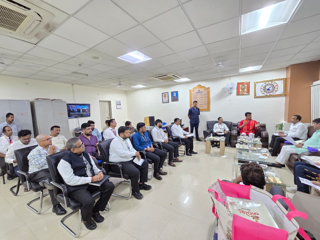 सांसद रविकिशन शुक्ल की अध्यक्षता में हुई हवाई अड्डा सलाहकार समिति की बैठक*