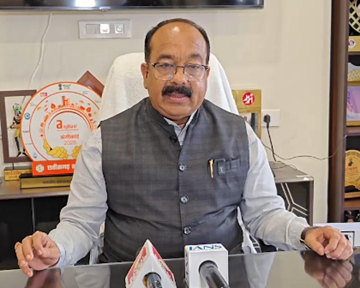 उप मुख्यमंत्री  अरुण साव पत्रकाराें से चर्चा करते हुए