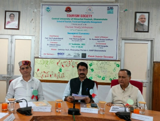 केंद्रीय विश्वविद्यालय में आयोजित विश्व पर्यटन दिवस के कार्यक्रम के दौरान मौजूद अधिकारी।