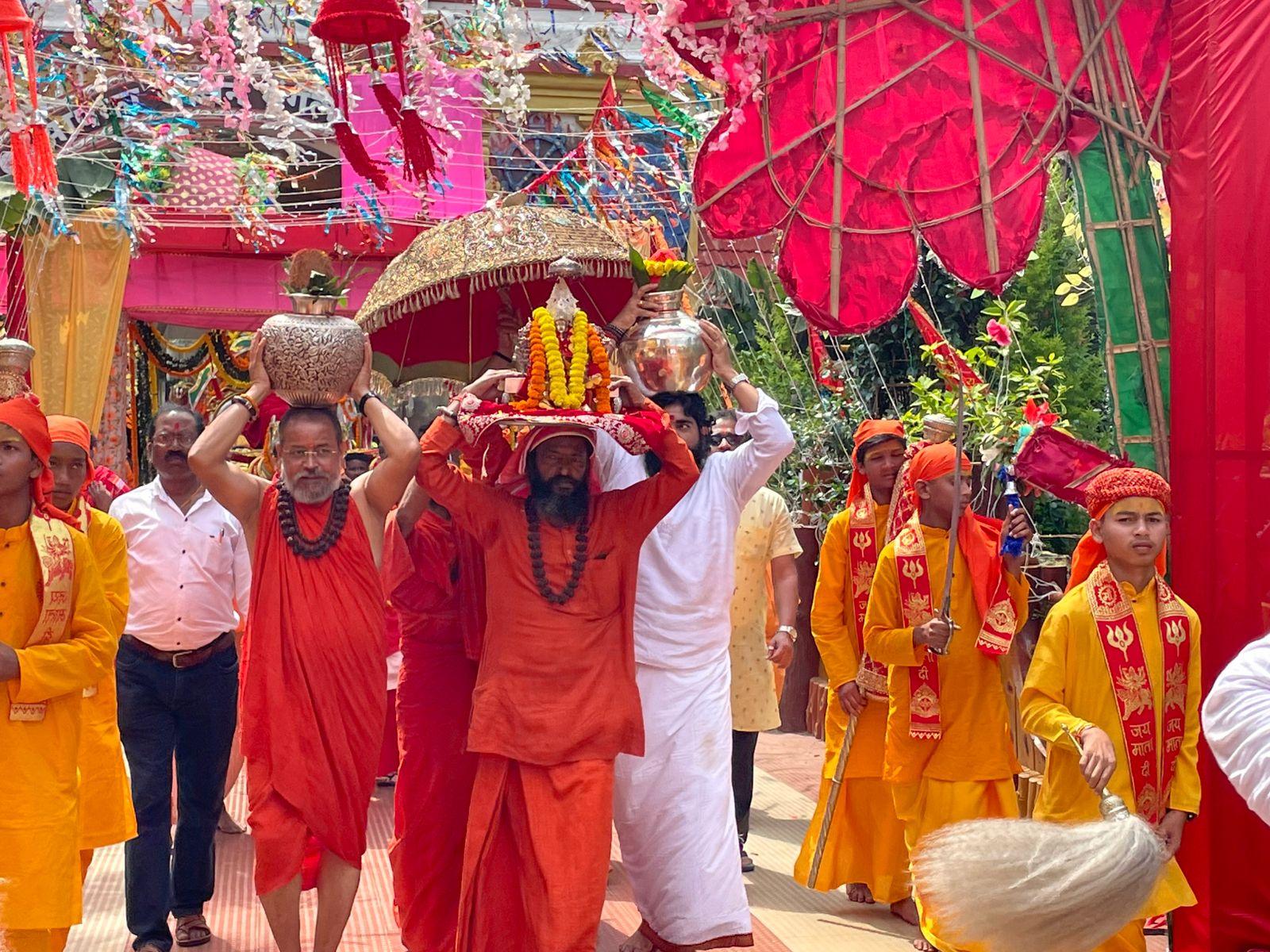 कलश यात्रा मेंसिर पर कलश लेकर चलते संत