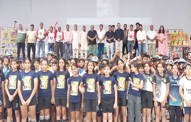 सोनीपत: पूर्व विधायक सुरेंद्र पंवार का बुकें भेंट कर स्वागत करते हुए एसोसिएशन के पदाधिकारिगण।