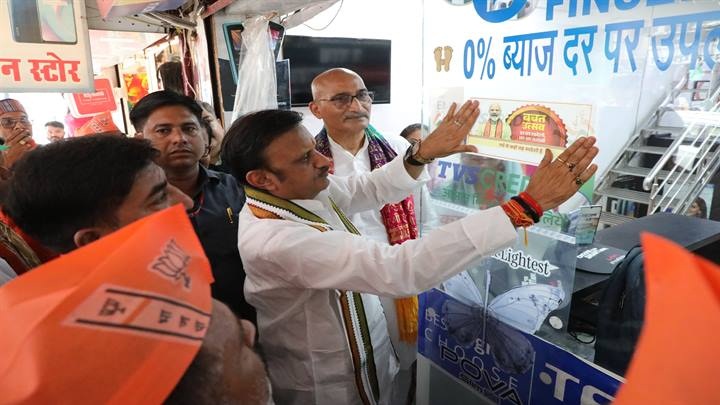रीवा में व्यापारियों व विक्रेताओं को दी जीएसटी में छूट के लाभ की जानकारी
