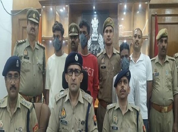 घटना का खुलासा करते पुलिस अधिकारी, पकडे गए  अभियुक्त