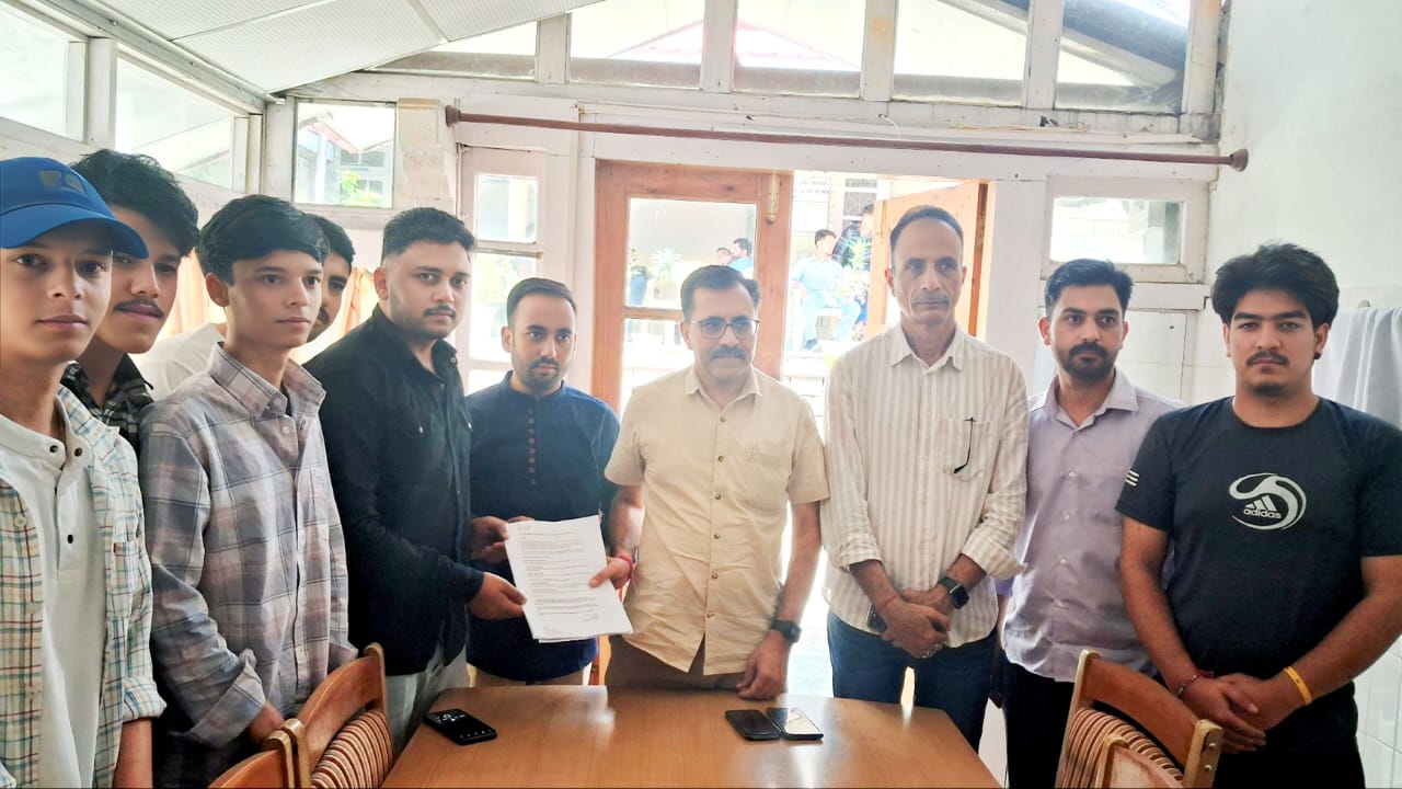 जीवन ठाकुर से भेंट करते हुए बेरोजगार बहुउद्देशीय स्वास्थ्य कार्यकर्ता।