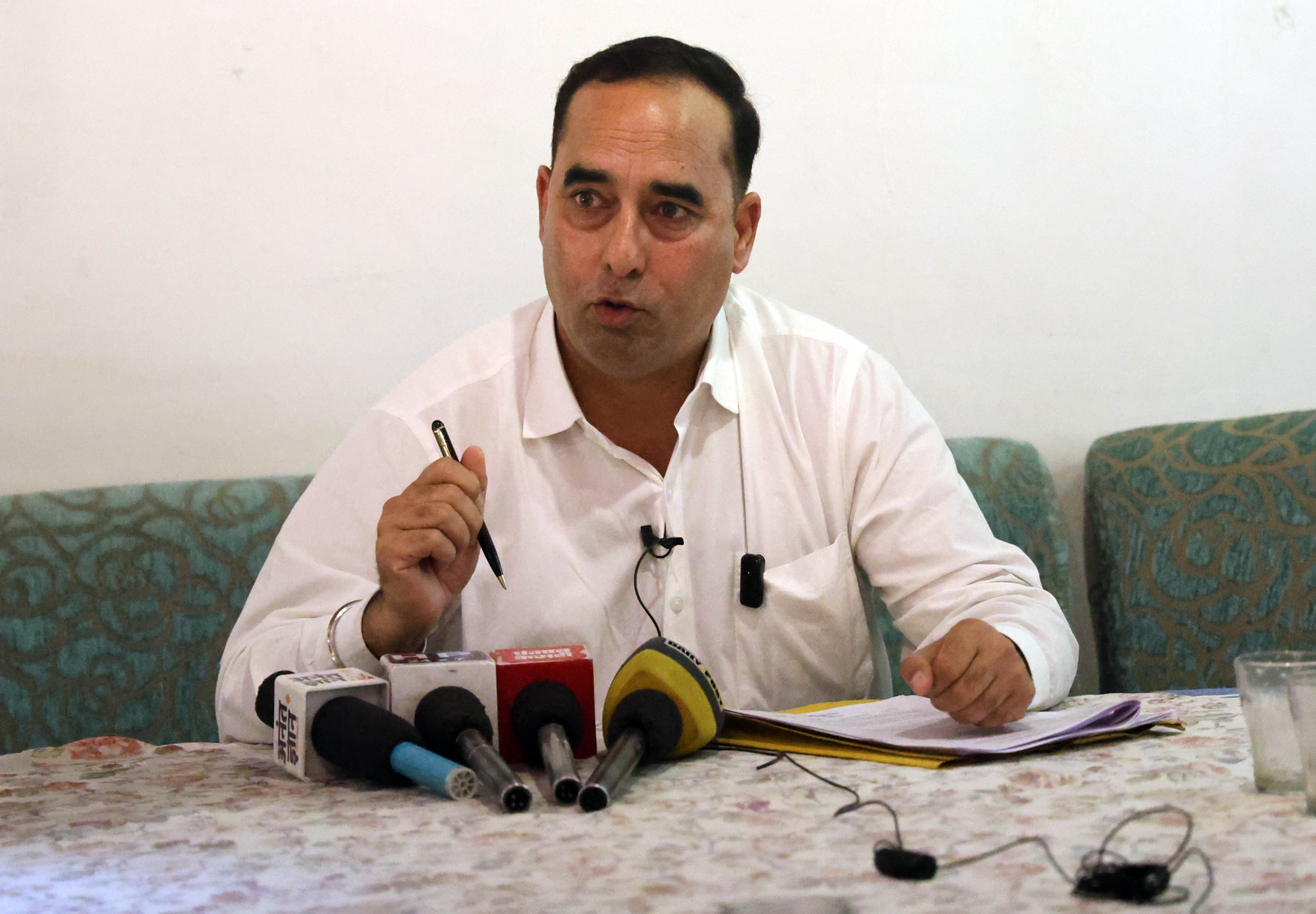 मंडी में पत्रकारों से बात करते हुए युद्ध चंद बैंस।
