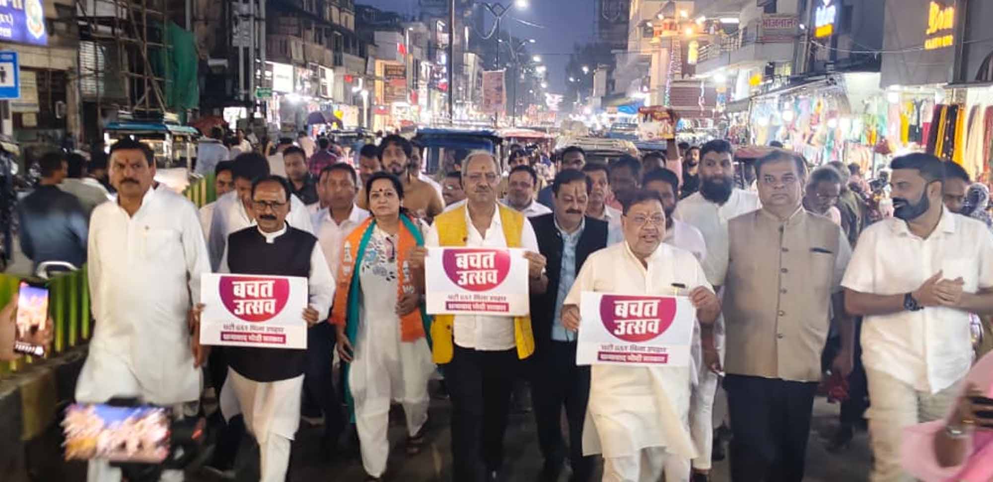 सांसद बृजमोहन अग्रवाल और महापौर मीनल चौबे सहित कार्यकर्ता  बाजार में उतरे
