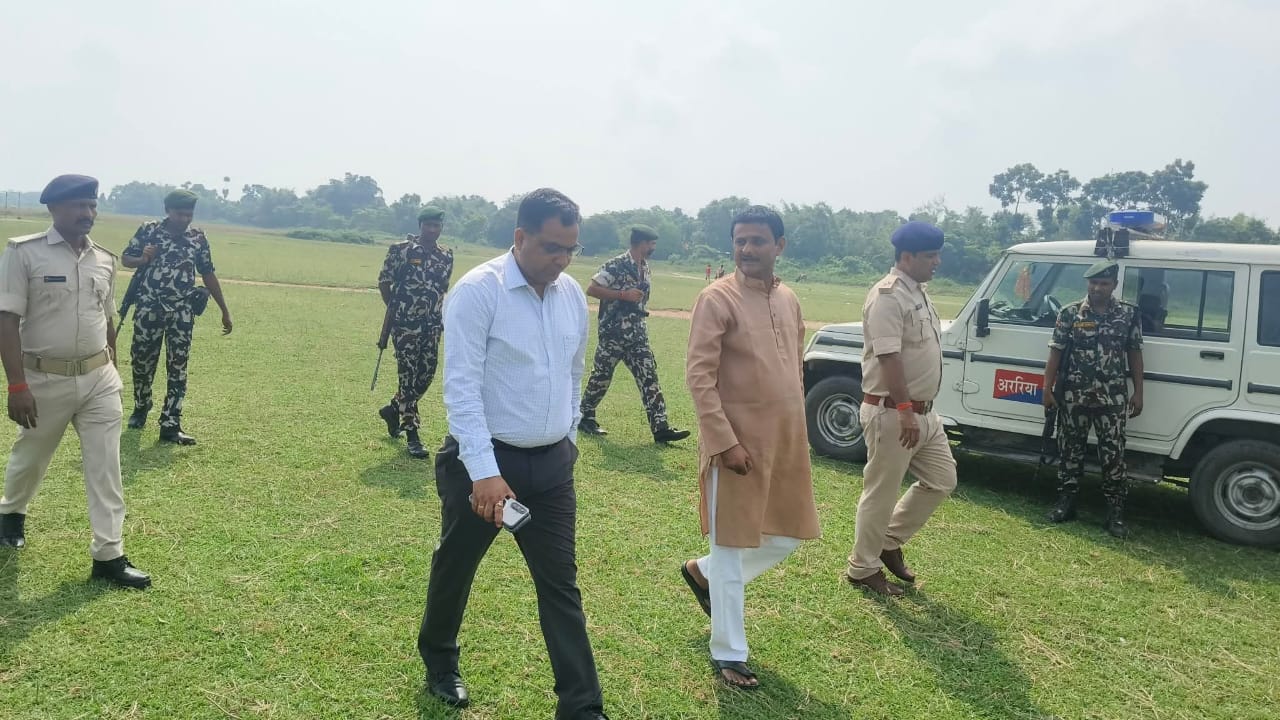 अररिया फोटो:एसडीएम स्थल निरीक्षण करते