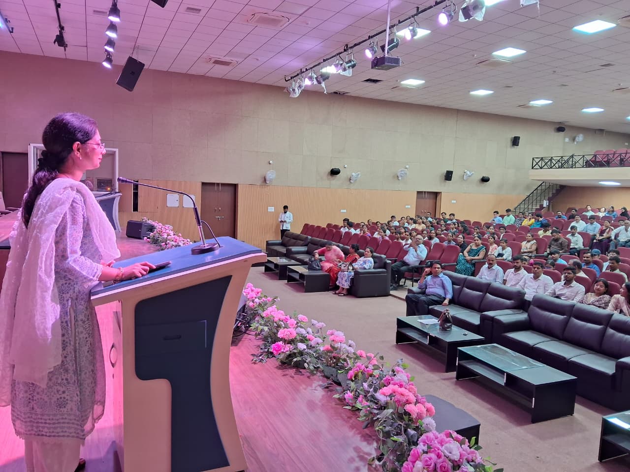 मोतीलाल नेहरू मेडिकल कालेज में आयोजित नव प्रवेशी एमबीबीएस के छात्र—छात्राओं का फाउंडेशन कोर्स का छाया चित्र