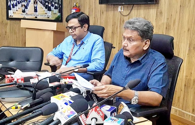 बिहार के शिक्षा मंत्री पत्रकार वार्ता के दौरान