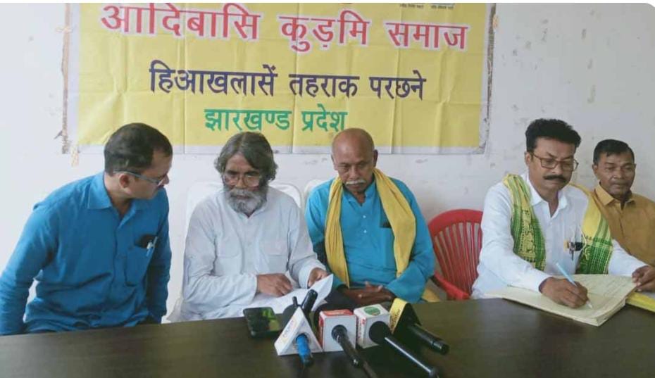 संवाददाताओं को जानकारी देते कुड़मी के नेतागण