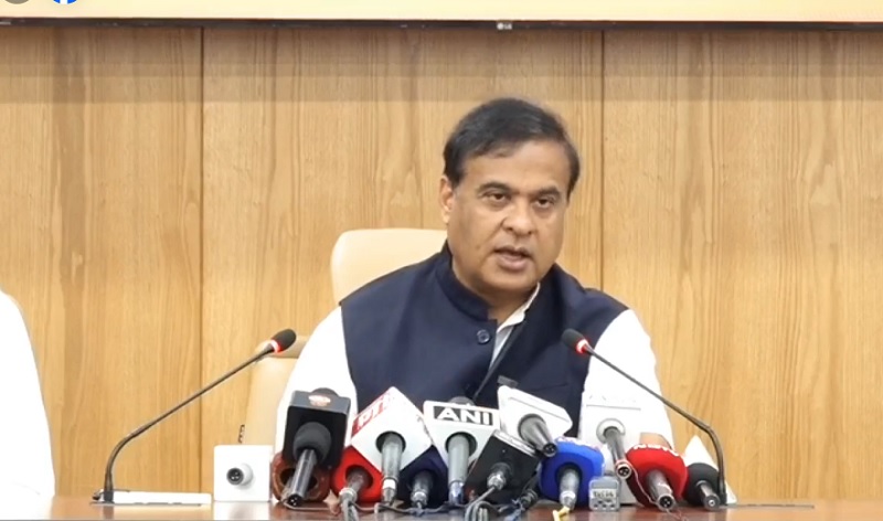 असमः लोक सेवा भवन में मीडिया को संबोधित करते मुख्यमंती डॉ. हिमंत बिस्व सरमा