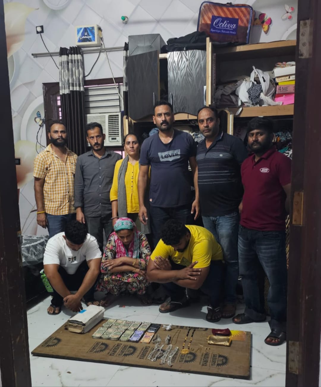 नशा तस्कर पुलिस टीम के साथ।