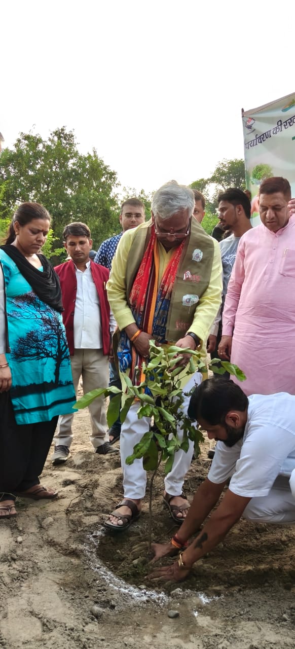 पौधा लगाते त्रिवेंद्र सिंह रावत