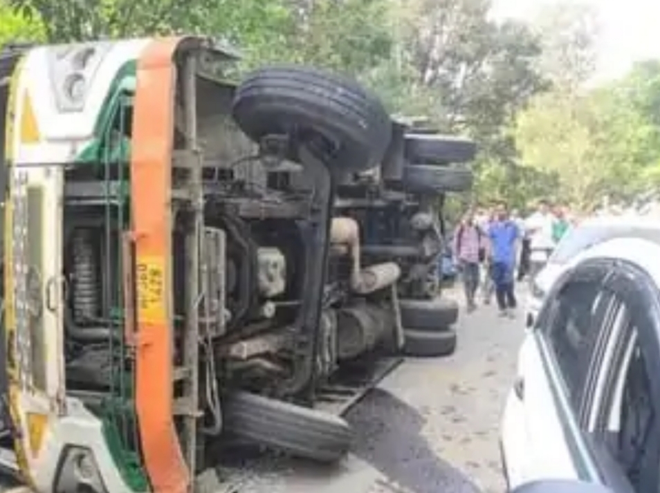 सड़क दुर्घटना में पलटी बस।
