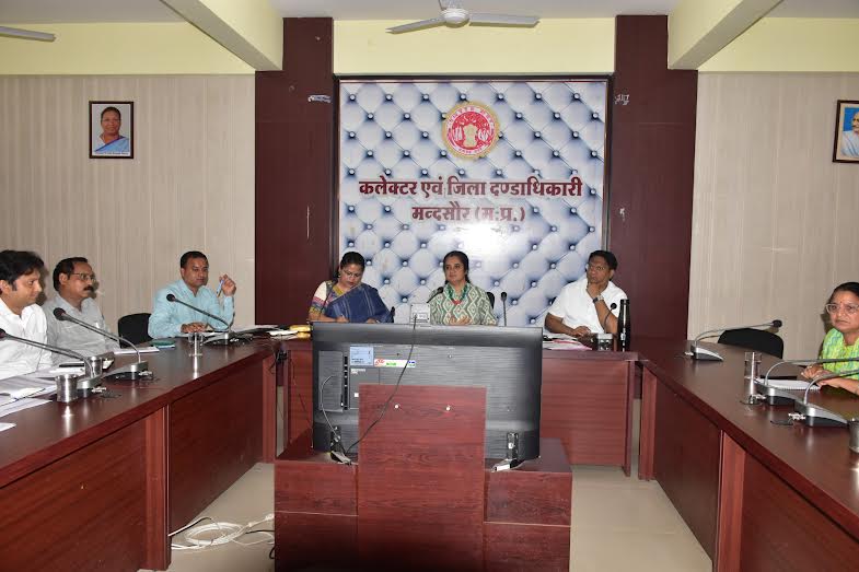 सेवा पखवाड़ा अंतर्गत विभागीय गतिविधियों की प्रॉपर मॉनिटरिंग करें - कलेक्टर श्रीमती गर्ग
