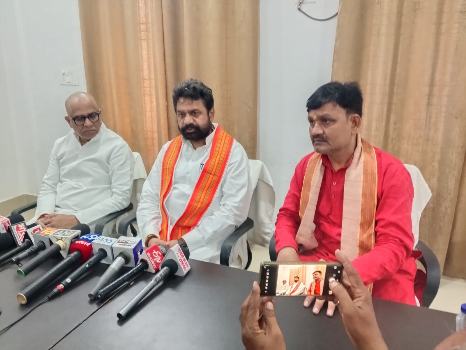 प्रेस कांफ्रेस कर जीएसटी दरों में छूट पर बोलते प्रभारी मंत्री दयालु