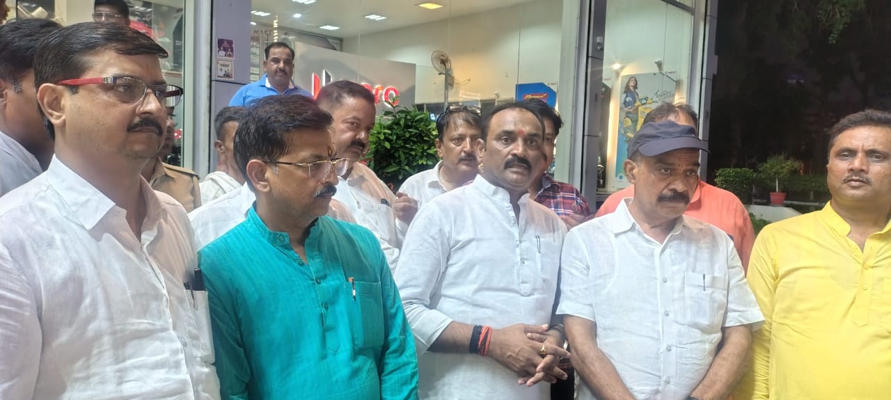 प्रयागराज के सुभाष चौराहे पर स्थित विभिन्न प्रतिष्ठानों के कारोबारियों से मिलते हुए और जीएसटी के संबंध में ​स्टीकर लगाने का छाया चित्र