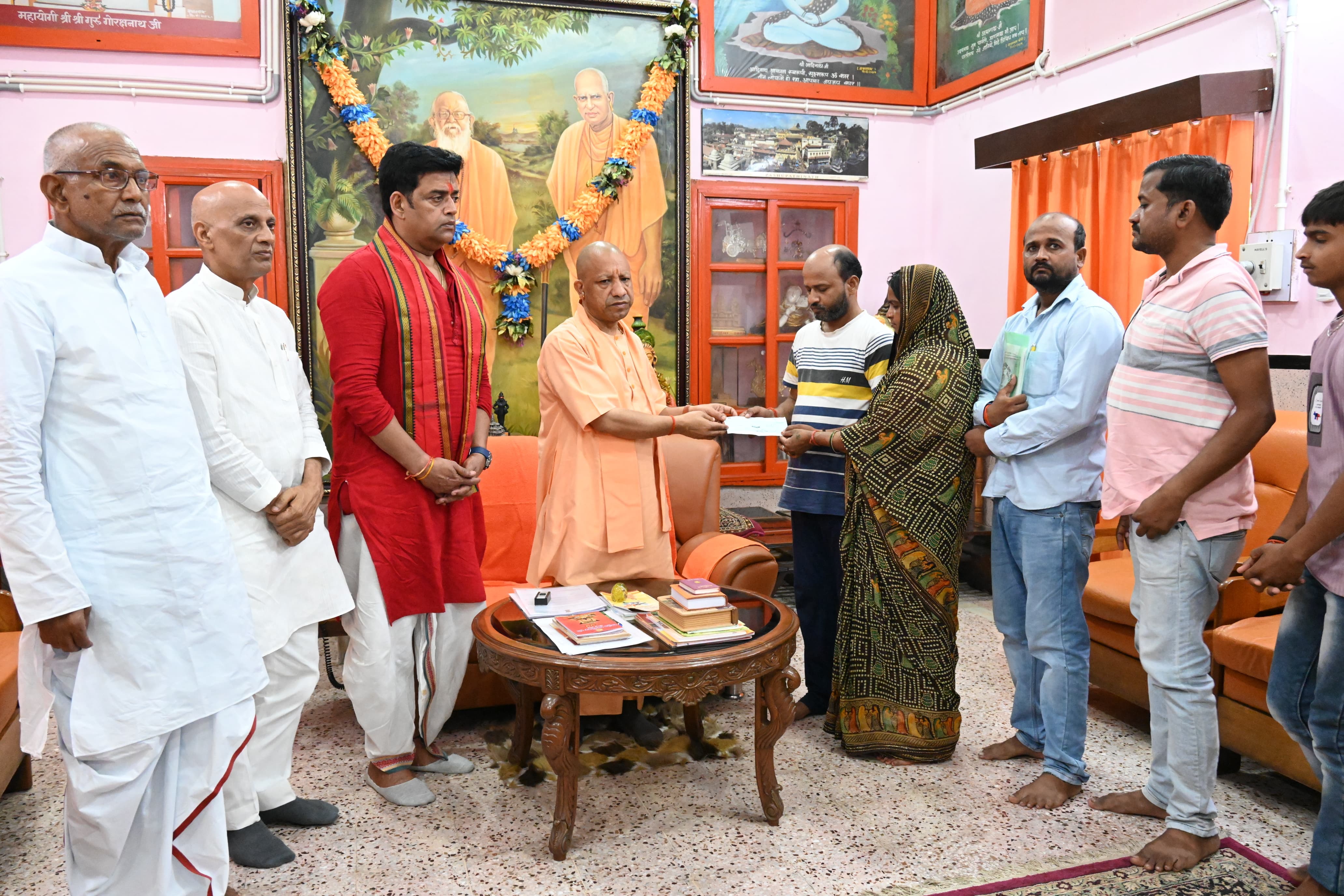 *परिजनों से मिले सीएम, दिया पांच लाख रुपये का चेक*