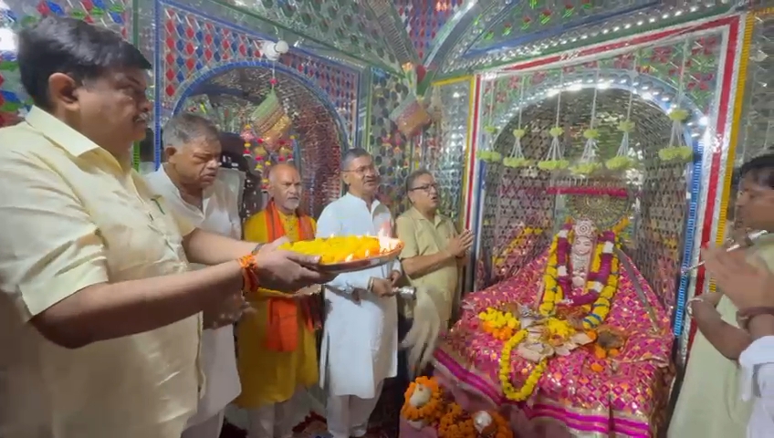 अलवर. मंदिर में पूजा करते वन मंत्री।